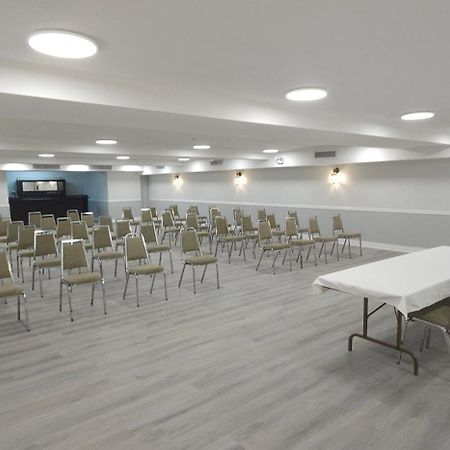 Super 8 By Wyndham Kirkland Lake Exteriör bild