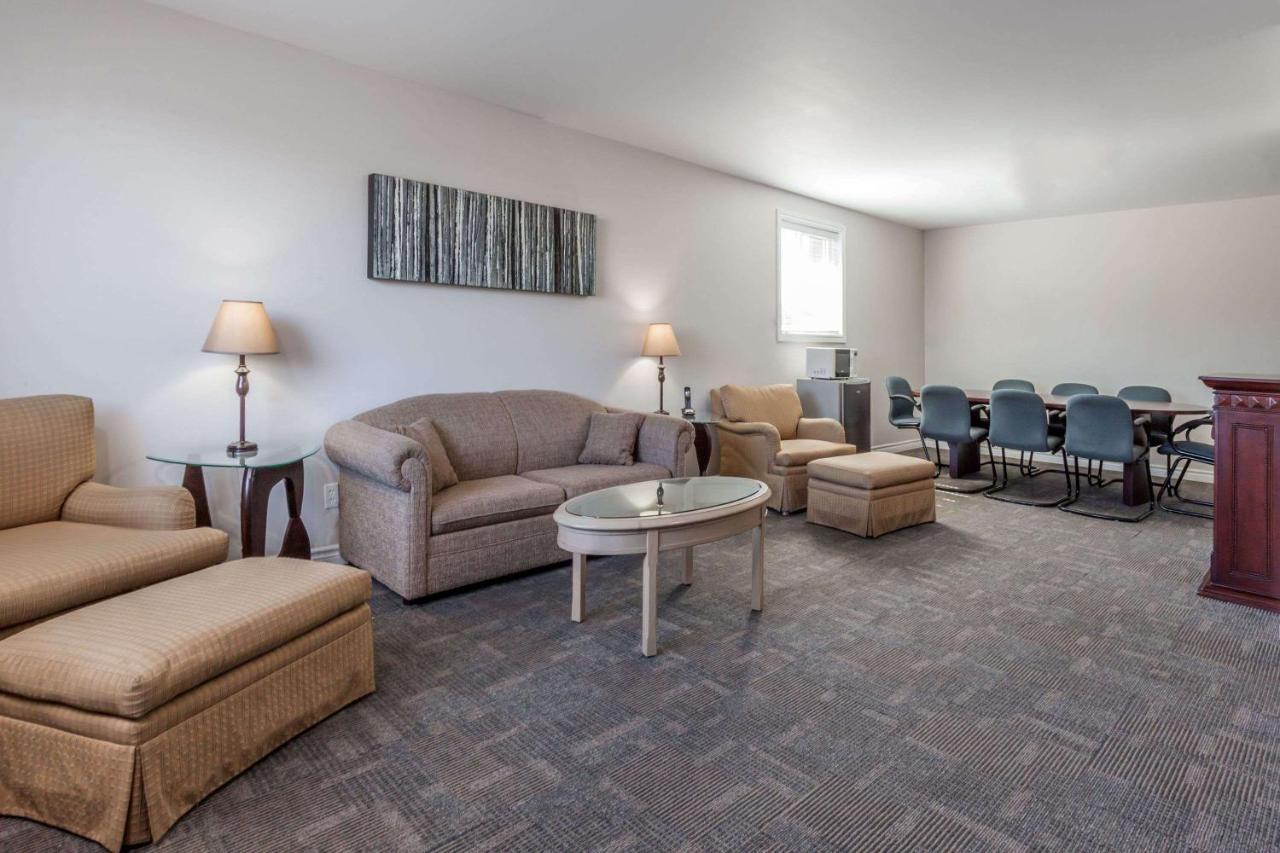 Super 8 By Wyndham Kirkland Lake Exteriör bild
