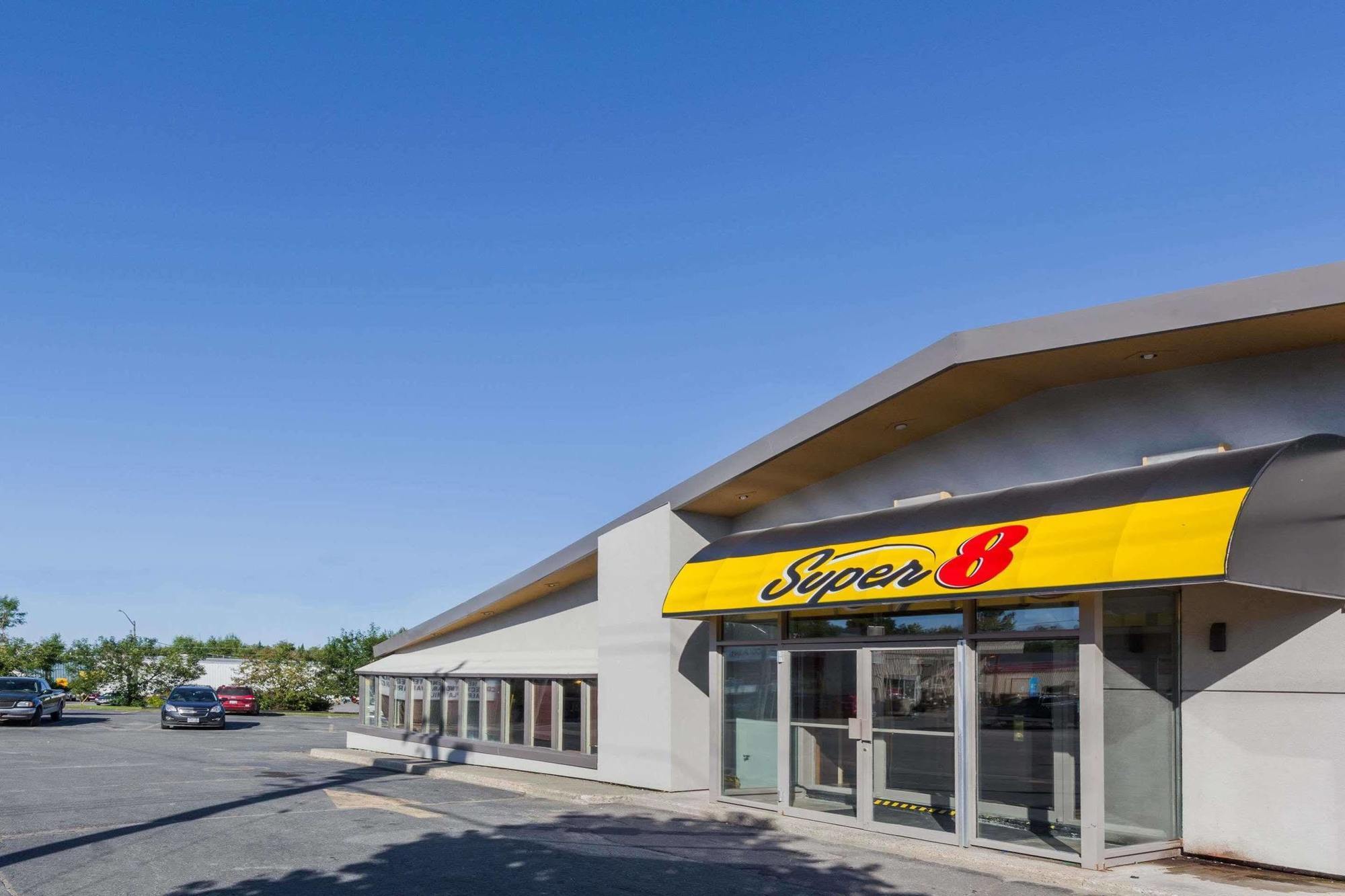 Super 8 By Wyndham Kirkland Lake Exteriör bild